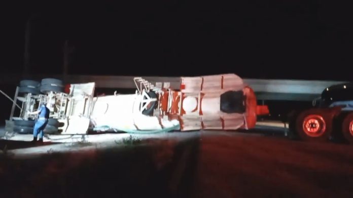 Vuelca pipa en el “Viaducto de la Muerte”