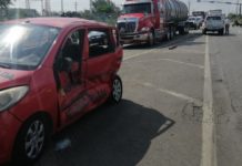 Gran conflicto vial por dos percances viales en avenida de la Industria