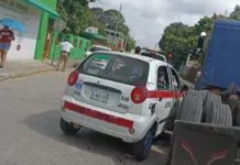 Trailero se pasa alto y choca contra carro de ruta