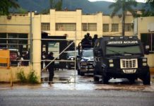 Sujetos disparan contra el penal de Victoria e incendian auto