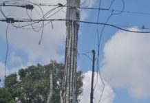 Poste de CFE a punto de caer en las Brisas