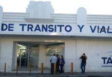 Agentes viales impiden el paso a su jefe a la oficina de la Secretaría de Tránsito y Vialidad en Tampico