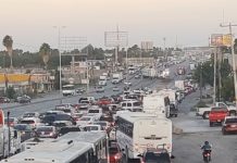 Aparatoso accidente deja lesionados y caos vehicular en carretera