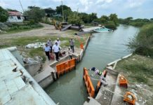 Aceleran trabajos para reforzar barrote del estero del Camalote