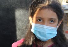 Apoyan con útiles escolares a niños