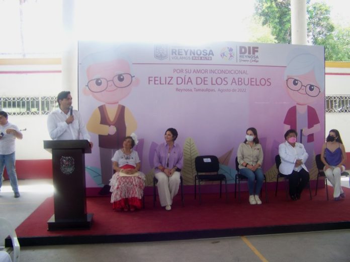 Festejan a los abuelitos y abuelitas en su día