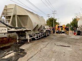 Incendio en pastizal alcanza camión tipo pipa dejando solo daños