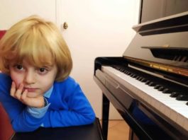 El niño pianista que interpreta a Mozart; ¿ya lo escuchaste?