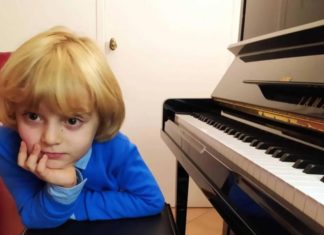El niño pianista que interpreta a Mozart; ¿ya lo escuchaste?