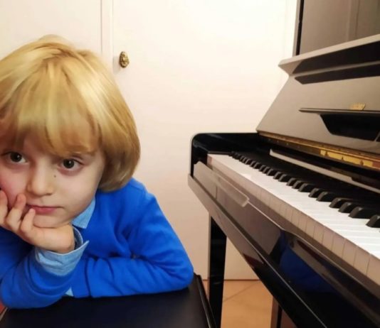 El niño pianista que interpreta a Mozart; ¿ya lo escuchaste?