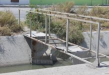 Puentes peatonales derruidos en Villa Esmeralda