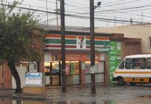 Ratero asalta a empleados de tienda comercial y se lleva el dinero