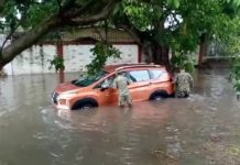 Marinos rescatan a mujeres de calle inundada