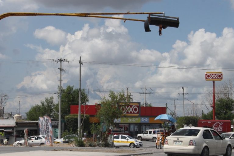Semáforo en crucero lleva un año apagado
