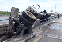 Tráiler se proyecta en puente vehicular dejando daños materiales y desquicio vial