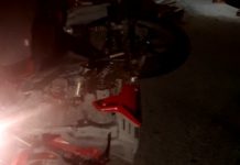 Unidad impacta motocicleta y deja dos lesionados para luego huir