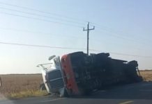 Vuelca tráiler y se impactan unidades dejando solo daños materiales
