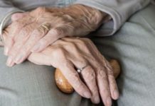 Para frenar abusos patrimoniales; adultos mayores tendrán tutores que los representen