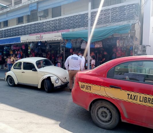 Vochito embiste a dos menores y una mujer en la zona centro