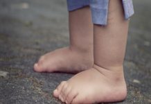 Traer a tu bebé descalzo hará que crezca más inteligente y feliz