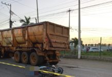 Muere mujer motociclista, estrella su unidad contra tráiler góndola