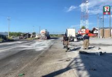 Vuelca tráiler tipo pipa sobre carretera a Monterrey