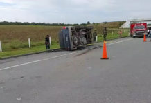 Mueren dos personas en aparatosa volcadura en concurrida carretera
