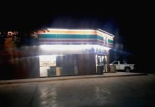 Solitario ratero amaga a empleados de tienda para asaltar y llevarse el dinero
