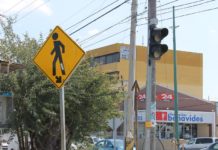 Un año sin semáforo peatonal frente al IMSS
