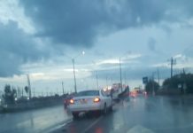 Unidad al parecer se proyecta contra muro de puente vehicular dejando daños