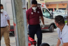 Unidad médica auxilia a persona de la tercera edad en la zona Centro