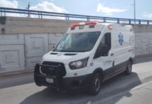 Unidad médica auxilia a persona atropellada sobre carretera