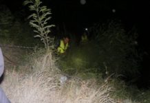 Unidades de emergencias auxiliar a unidad que cayó al agua y muere persona