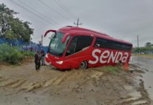 Autobús foráneo se atasca barro