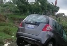 Vehículo compacto cae a canal a cielo abierto