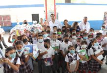 Manténganse en las escuelas para ser Maestros, Abogados, lo que gusten: Alcalde de Reynosa a niños estudiantes