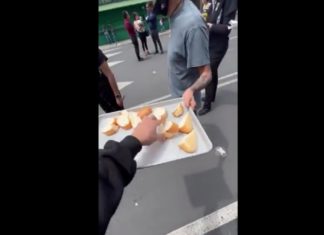 Video: Joven reparte pedazos de bolillo tras sismo en Ciudad de México