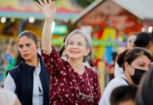 La doctora María de Villarreal y los niños de la Casa Hogar en la Feria Tamaulipas