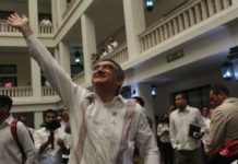 Trabajadores ovacionan llegada de Américo a palacio de gobierno