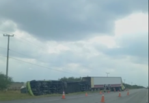 Aparatoso accidente vial deja cuantiosos daños materiales