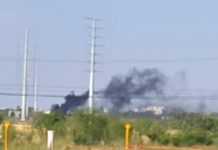 Arde predio baldío con basura, hierba, y llantas