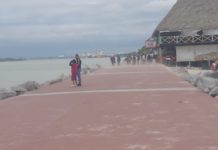 Familias se arriesgan e ingresan a la escollera a pesar del fuerte viento