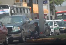 Padres de niños pedigüeños agreden a personal del DIF