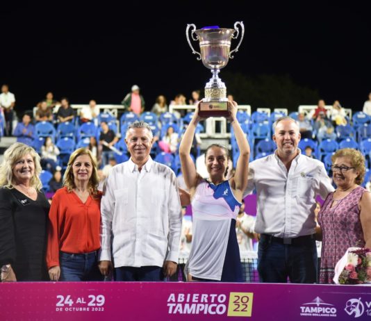 Premia Chucho Nader a Campeonas del Abierto de Tenis Tampico 2022