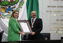 Entrega Congreso medalla al mérito a Josefina Guzmán Acuña y Medardo Treviño González