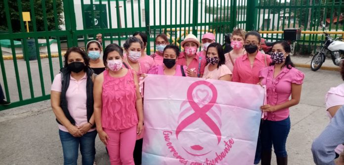 Pacientes con cáncer de mama protestan por falta de medicamentos en el IMSS