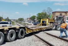 Por poco y se lo lleva el tren queda varada unidad en las vías