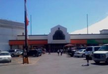 Rateros se roban unidad en estacionamiento de centro comercial