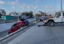 Unidad cae a dren deslindaron de aguas negras y deja daños