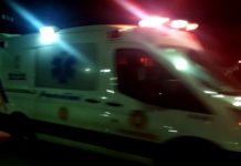 Unidad médica auxilia a persona en concurrido sector popular